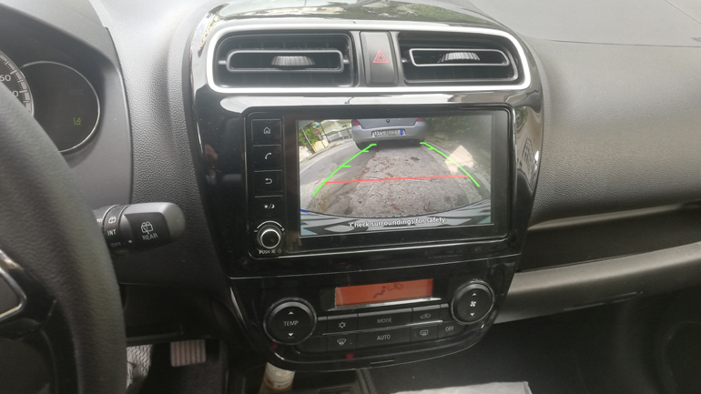 Έχει και κάμερα οπισθοπορείας για να παρατηρείς τα πάντα.