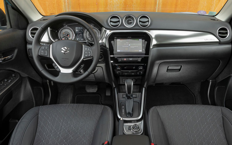 Ποιοτικό, απλό, πρακτικό και απόλυτα εργονομικό το εσωτερικό του Vitara. 