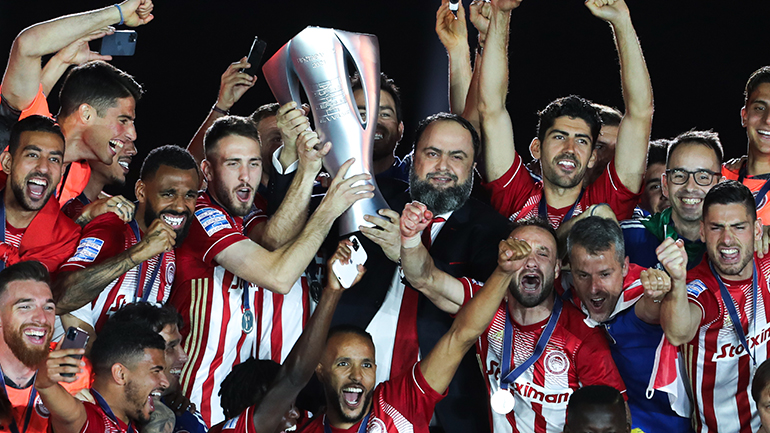 Το κύπελλο το σηκώνουν πρώτοι οι παίκτες, όχι ο πρόεδρος