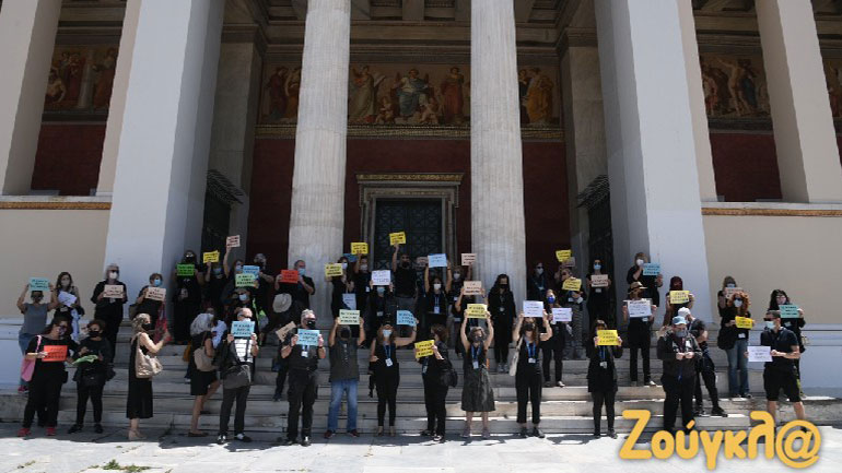 Συγκέντρωση διαμαρτυρίας των ξεναγών στα Προπύλαια