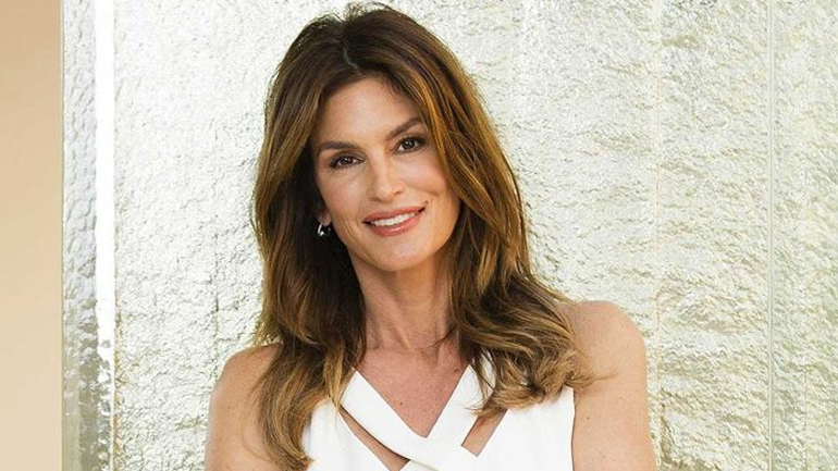 Cindy Crawford: Ποζάρει πιο εντυπωσιακή από ποτέ για τη Vogue στα 55 της!