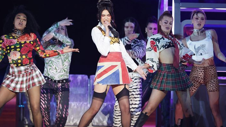 Η εμφάνιση της Dua Lipa στη σκηνή των Brit Awards ήταν μια αναφορά στις Spice Girls