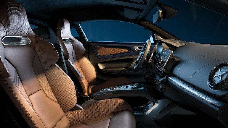 Το εσωτερικό έγινε πιο πολυτελές, αλλά δεν άλλαξε σχεδιασμό σε σχέση με το A110S.