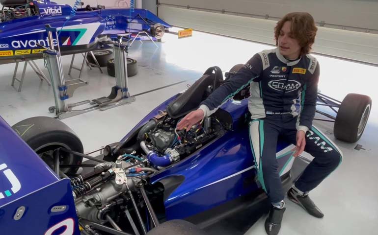 Το μονοθέσιο τροφοδοτείται με κινητήρα της Abarth, απόδοσης 160 ίππων.