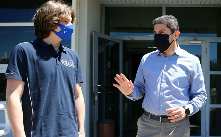 Ο νεαρός Μαρκογιάννης συνομιλεί με τον υπουργό Αθλητισμού.