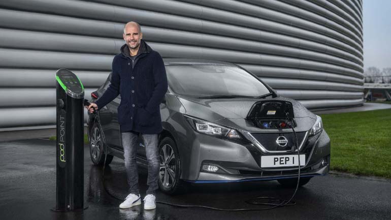 Όπως λέει, στο Nissan Leaf χωράει όλη η οικογένεια.