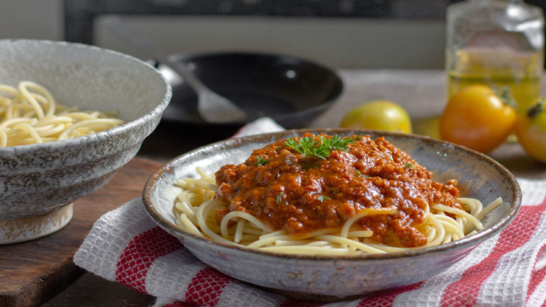 Why Fai: Μακαρονάδα με κιμά μόνο με 1,70 ευρώ!