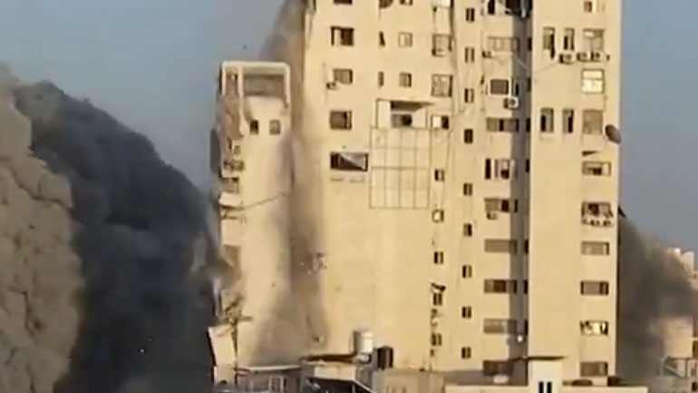 Γάζα: Η στιγμή που καταρρέει κτήριο έπειτα από ισραηλινό βομβαρδισμό