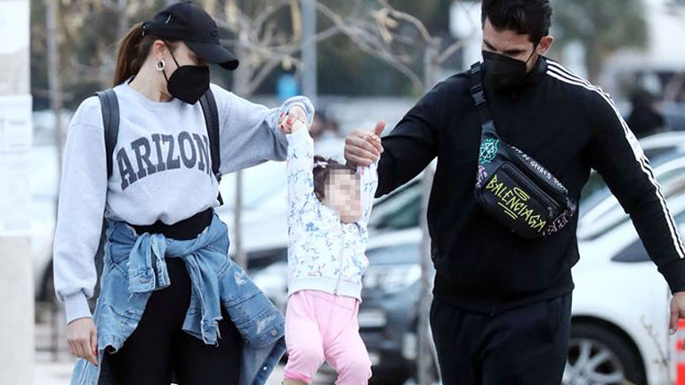 Ελένη Χατζίδου & Ετεοκλής Παύλου: Βόλτα στη Γλυφάδα με την κόρη τους Μελίτα