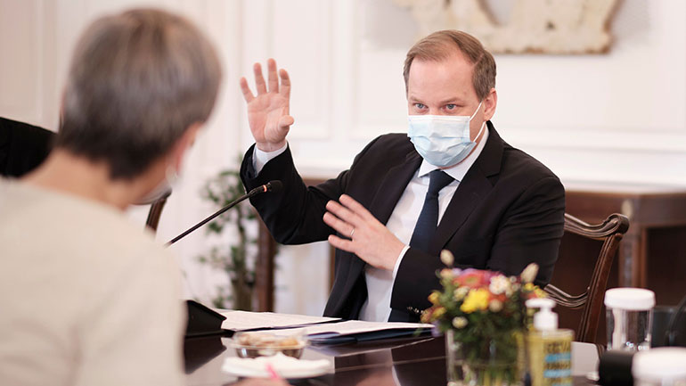 Μητσοτάκης με Βεστάγκερ για τα μεγάλα έργα παρουσία του Κώστα Καραμανλή