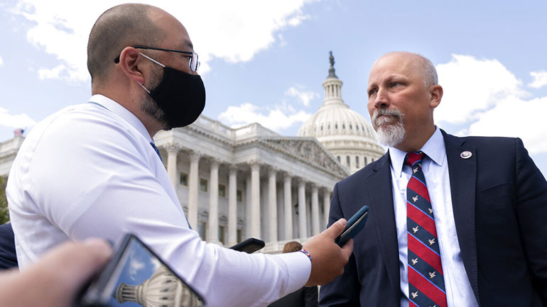 ΗΠΑ: Ο συντηρητικός βουλευτής Τσιπ Ρόι ανακοίνωσε την υποψηφιότητά του για τη θέση της Λιζ Τσέινι ΗΠΑ: Ο συντηρητικός βουλευτής Τσιπ Ρόι ανακοίνωσε την υποψηφιότητά του για τη θέση της Λιζ Τσέινι