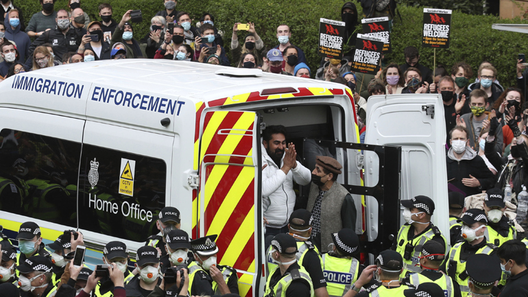 Σκωτία: Η αστυνομία απελευθέρωσε δύο άνδρες που είχαν συλληφθεί από την Υπηρεσία Μετανάστευσης της Βρετανίας Σκωτία: Η αστυνομία απελευθέρωσε δύο άνδρες που είχαν συλληφθεί από την Υπηρεσία Μετανάστευσης της Βρετανίας