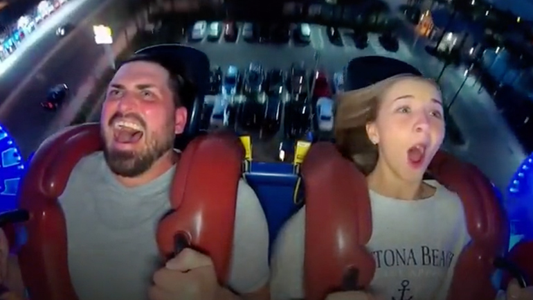 Άνδρας χάνει ένα ψεύτικο δόντι στο λούνα παρκ