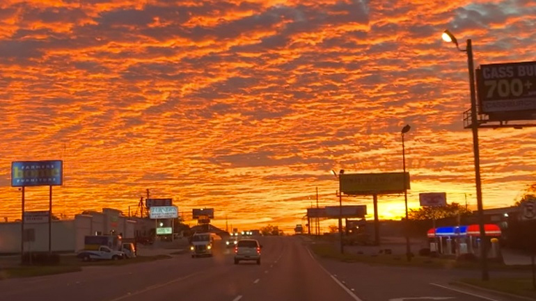 Ανατολή στον νεφελώδη ουρανό