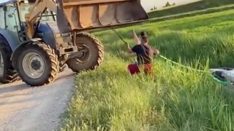 Tρακτέρ ρυμουλκεί αυτοκίνητο – fail