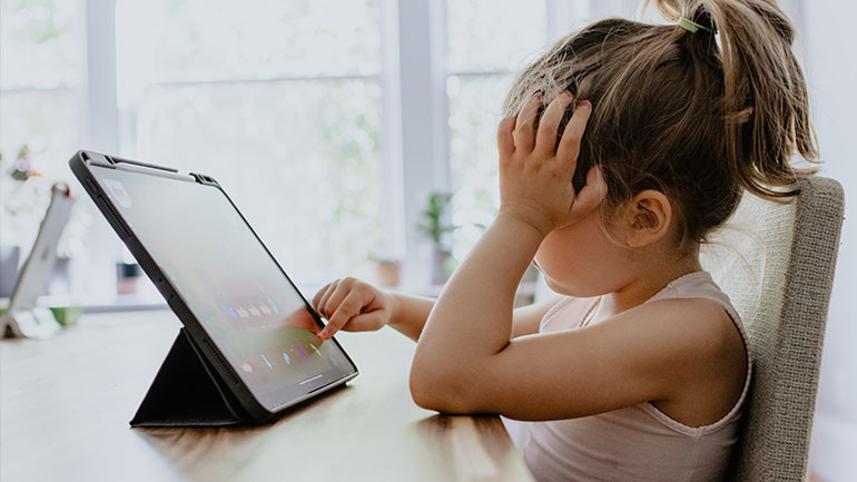 Καλύψτε τις κάμερες του υπολογιστή και του κινητού των παιδιών σας