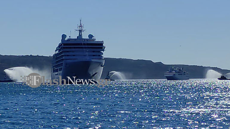 Με αψίδες νερού υποδέχτηκαν τα Χανιά κρουαζιερόπλοια
