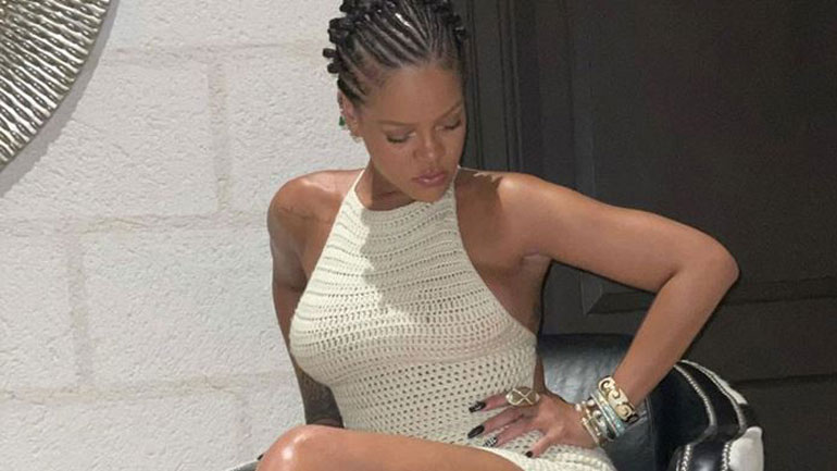 Το μίνι crochet φόρεμα της Rihanna είναι το τέλειο inspo για τα ανοιξιάτικα looks μας
