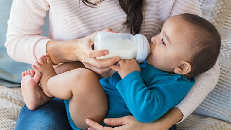 Πώς να επιλέξετε το κατάλληλο γάλα για το μωράκι σας