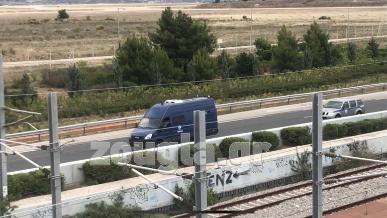 Ο Γιάννης Λαγός μεταφέρεται από το αεροδρόμιο Ελ. Βενιζέλος προς το Εφετείο