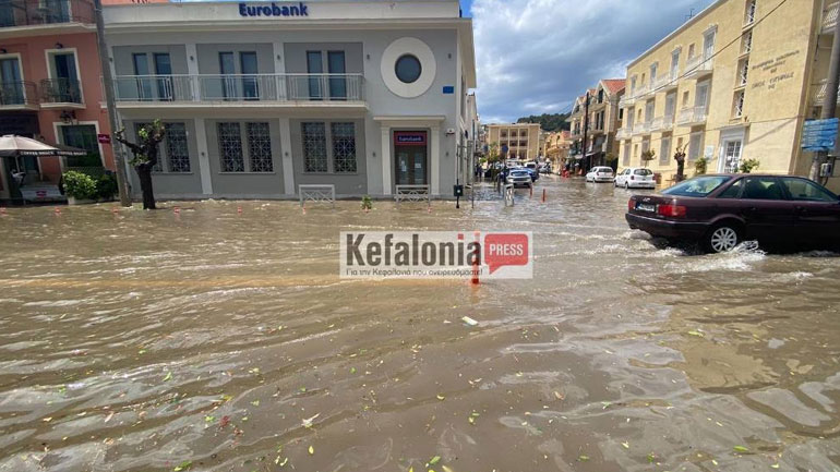 Ισχυρή καταιγίδα έπληξε την Κεφαλονιά – Δεν προσγειώθηκε η Sky express