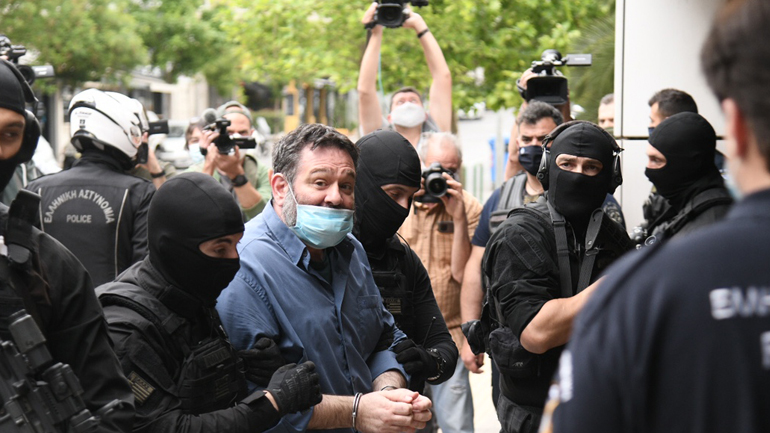 Έφτασε με χειροπέδες ο Γιάννης Λαγός