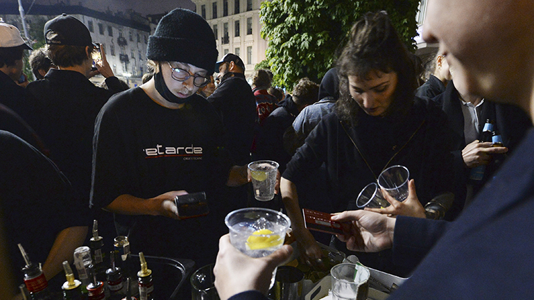 Τα μπαρ στην Πολωνία γιορτάζουν την επαναλειτουργία τους