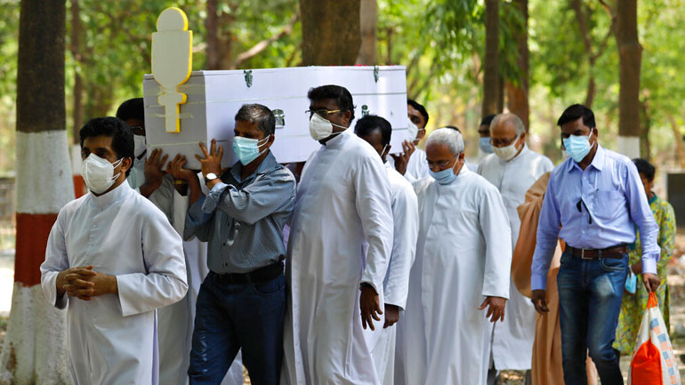 Ινδία: Ανασύρθηκαν πτώματα ασθενών με κορωνοϊό στον ποταμό Γάγγη