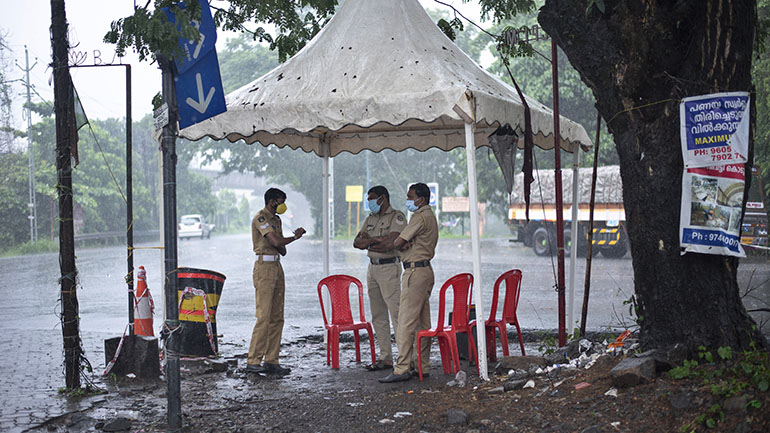 Τουλάχιστον τέσσερις νεκροί από κακοκαιρία στην Ινδία – Πλησιάζει ισχυρός κυκλώνας