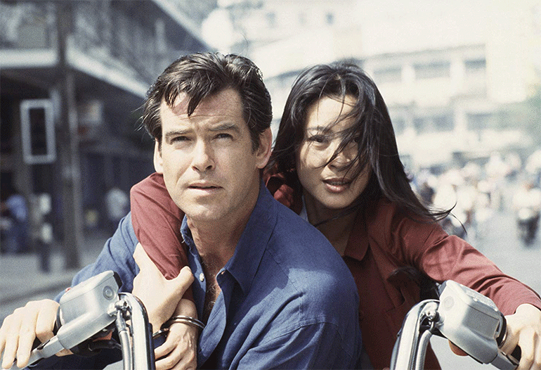 Ο Πιρς Μπρόσναν με τη Μισέλ Γεό στην ταινία «Το αύριο ποτέ δεν πεθαίνει» (1997) 