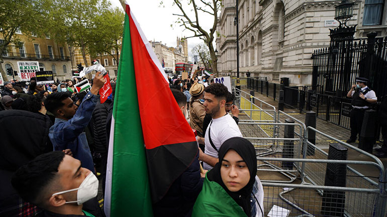 Χιλιάδες άνθρωποι σε μια διαδήλωση υπέρ των Παλαιστινίων στο Λονδίνο