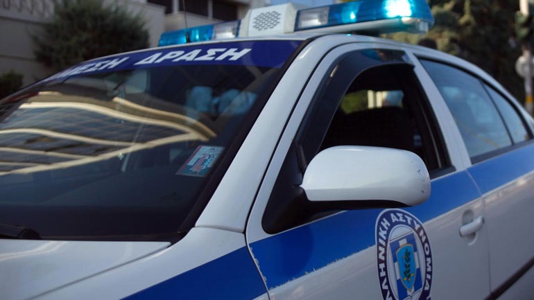 Θεσσαλονίκη: Προσφέρθηκαν να την πάνε σπίτι της και τη λήστεψαν