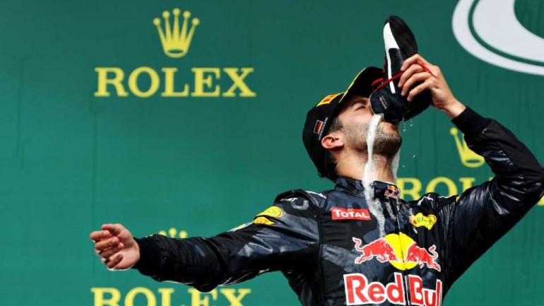 Ο Ricciardo στο δικό του Shoey με την ομάδα της Red Bull τότε...
