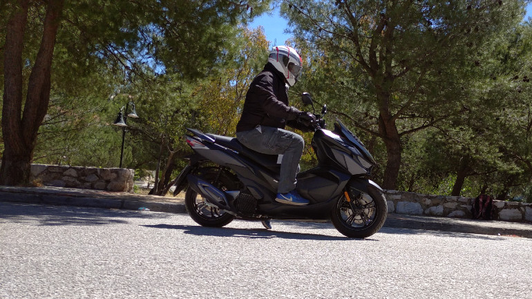 Ευρύχωρο scooter με πολύ αιχμηρό και ποιοτικό σχεδιασμό.