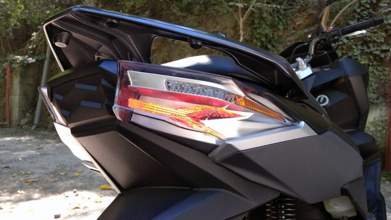 Ημιδιαφανές κρύσταλλο με LED μπάρα.