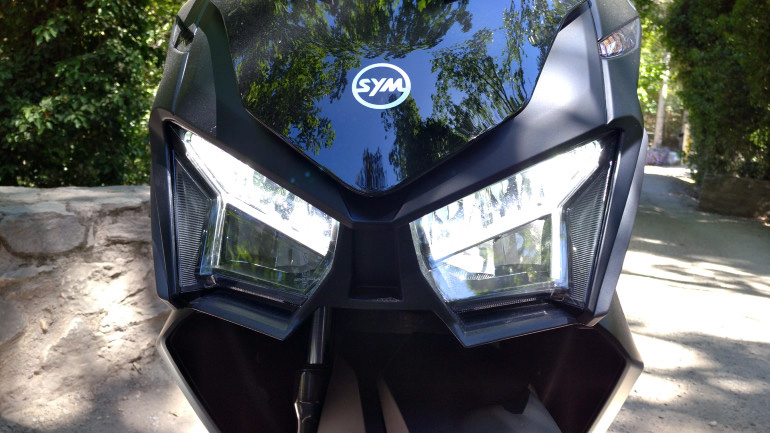 Πολύ δυνατά και αποτελεσματικά φωτιστικά σώματα εμπρός.