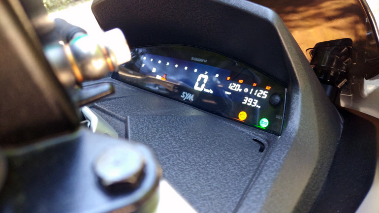 LCD έγχρωμη οθόνη με σύγχρονο σχεδιασμό και εύκολη πρόσβαση στις πληροφορίες.