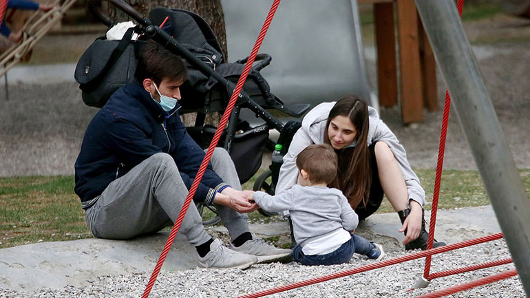 Φωτεινή Αθερίδου-Κωνσταντίνος Μαγκλάρας: Πρωινή βόλτα με τον γιο τους στο Ζάππειο