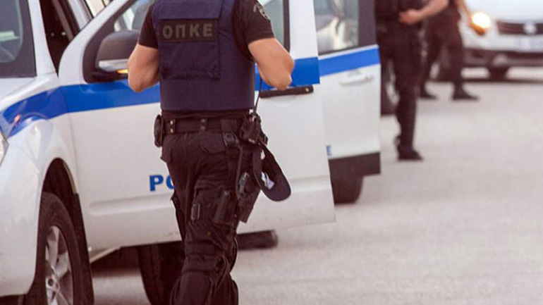 Άνω Λιόσια: Χειροπέδες σε ηλικιωμένο που αυνανιζόταν έξω από Γυμνάσιο Άνω Λιόσια: Χειροπέδες σε ηλικιωμένο που αυνανιζόταν έξω από Γυμνάσιο