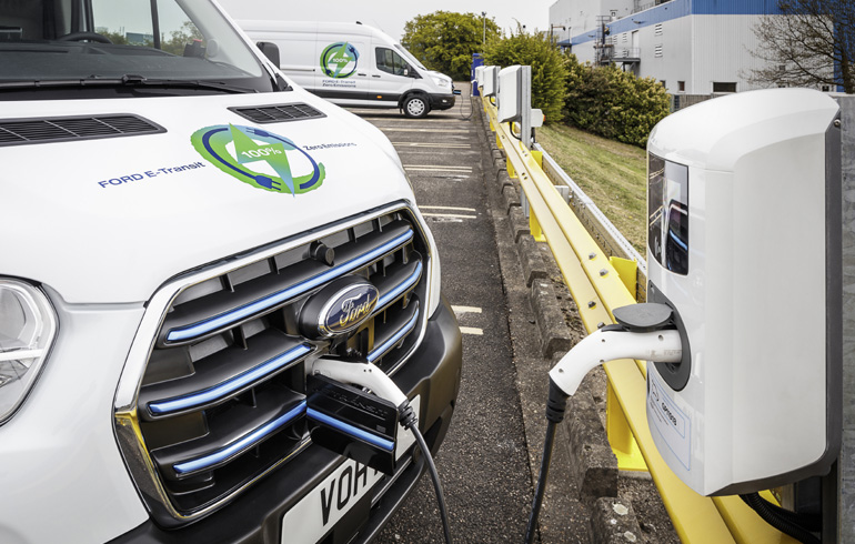 Με μια πλήρη φόρτιση μπορεί να κάνει έως 350 χιλιόμετρα.