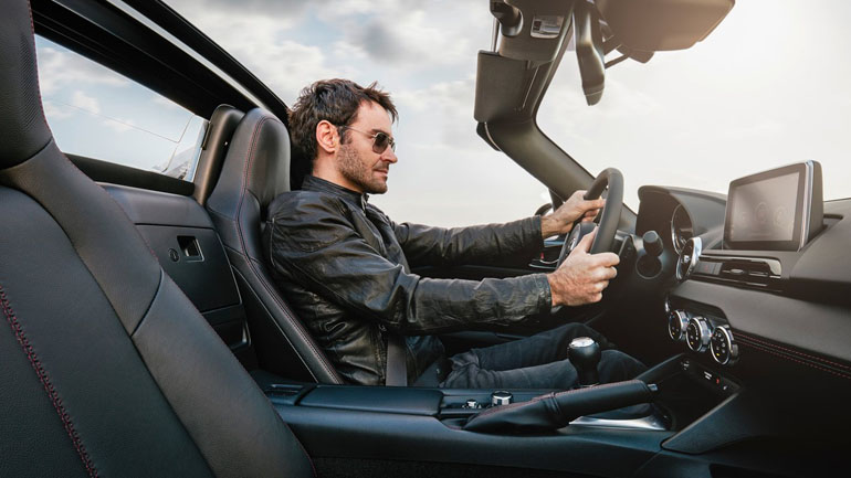 Πολλά καινούρια αυτοκίνητα - Τα μισά είναι βενζίνης.