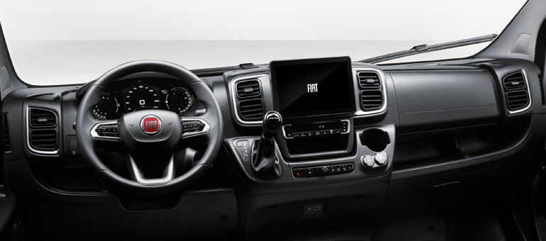 Μεγάλη οθόνη αφής στο κέντρο της κονσόλας.