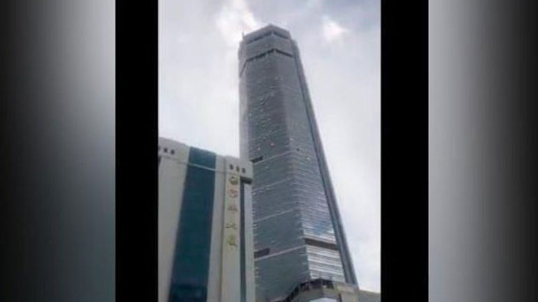 Κίνα: Ένας ουρανοξύστης άρχισε να «τρέμει» και έσπειρε τον πανικό στην πόλη Σεντζέν