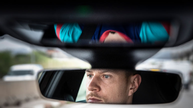 Ο τερματοφύλακας της Barcelona «σπάει» τη ρουτίνα του οδηγώντας το ολοκαίνουργιο υβριδικό Cupra