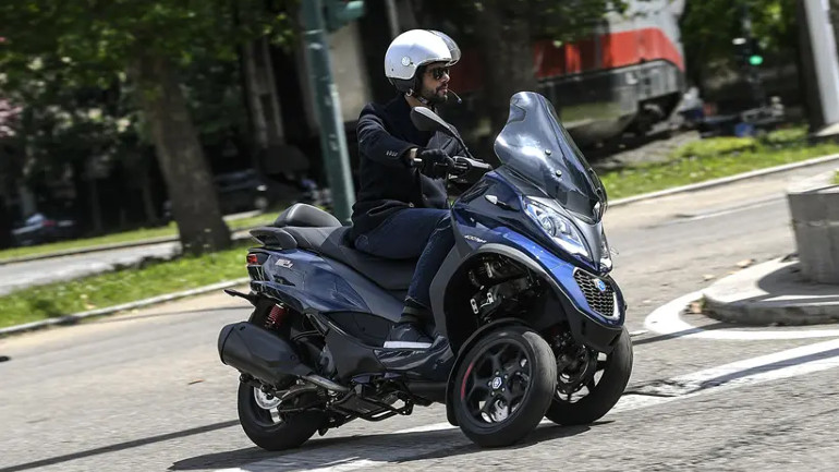 Με την αναβάθμιση στον καινούριο κινητήρα το MP3 400 HPE γίνεται ακόμα πιο σβέλτο.