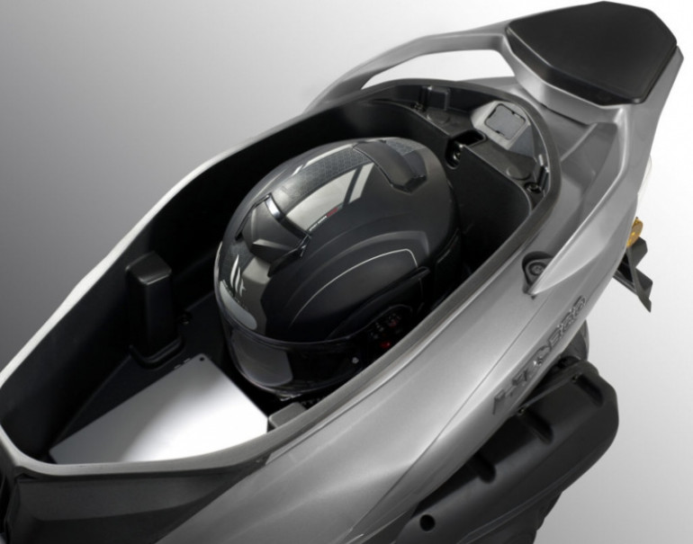 Μεγάλος χώρος αποθήκευσης για ένα full face κράνος και πολλά μικροαντικείμενα. 