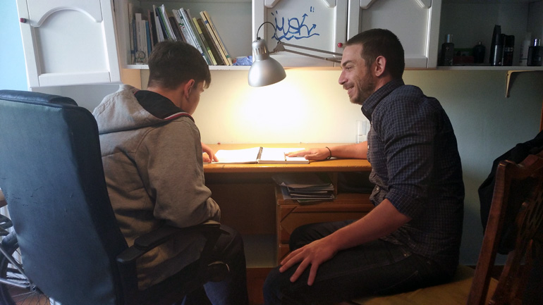 Είναι ο καθηγητής που κάθε μαθητής θα έπρεπε να είχε με ώριμη προσέγγιση, συγκροτημένη σκέψη και σωστή καθοδήγηση.