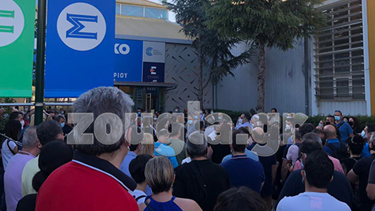 Απίστευτες σκηνές συνωστισμού στο εμβολιαστικό κέντρο Περιστερίου