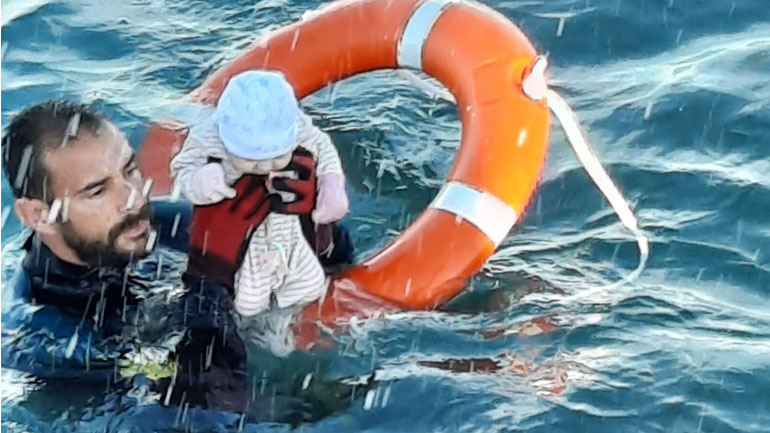 Ισπανός αστυνομικός έσωσε ένα μισοπνιγμένο μωρό στη Θέουτα