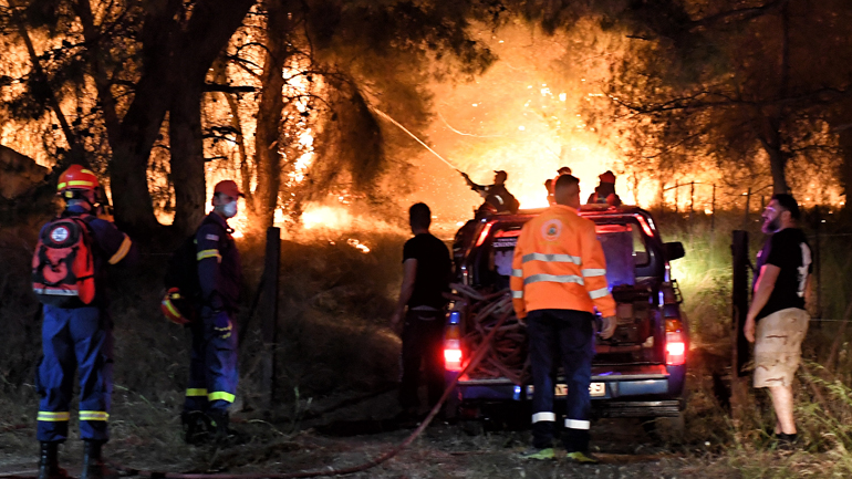 Ενεργό το μέτωπο της πυρκαγιάς στην Κορινθία
